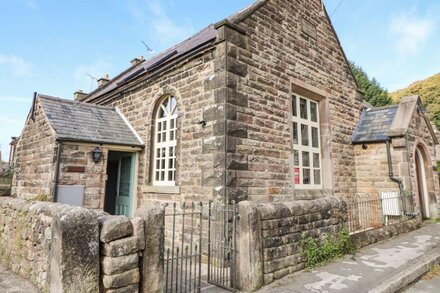 NINE LADIES, family friendly, character holiday cottage in Birchover