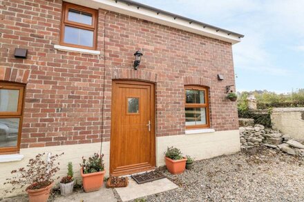 FIELD VIEW, pet friendly, character holiday cottage in Llanybydder