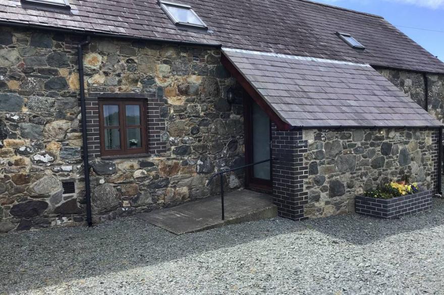 HENDRE, Family Friendly, Character Holiday Cottage In Pontllyfni