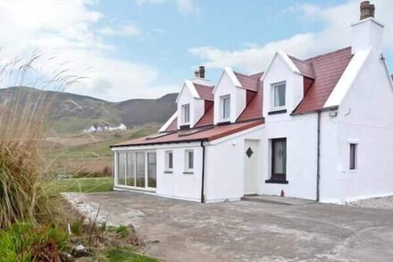 JUBILEE COTTAGE, pet friendly, country holiday cottage in Uig