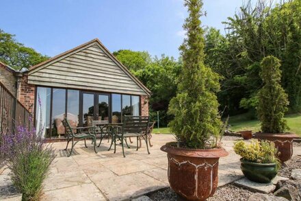 TURNIP HOUSE, pet friendly, luxury holiday cottage in Cardington