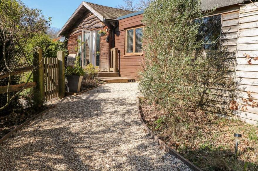 WOODMANCOTE LODGE, pet friendly, luxury holiday cottage in Linchmere