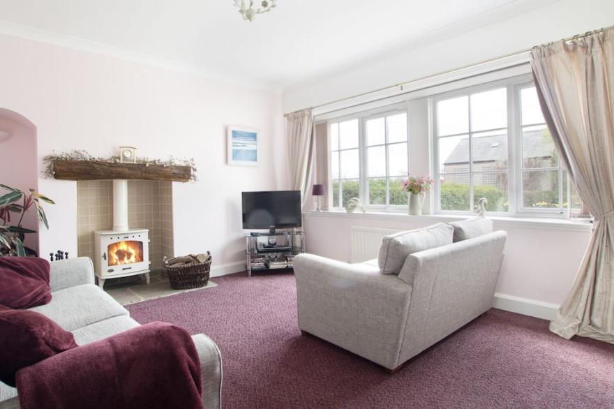 THE BARMOOR RETREAT, family friendly, with open fire in Lowick