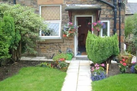 WEST VIEW COTTAGE, with a garden in Furness Vale