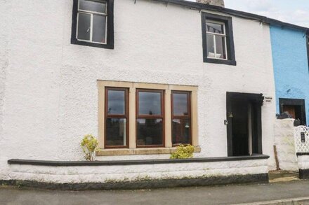 FOUNTAIN HOUSE, pet friendly, character holiday cottage in Ingleton