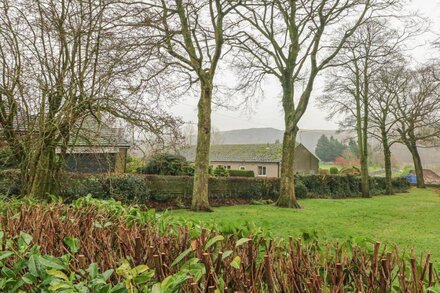 LAUREL BANK COTTAGE, pet friendly, with a garden in Embsay