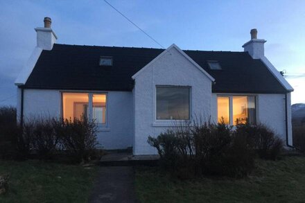 AMBER'S COTTAGE, pet friendly, country holiday cottage in Staffin