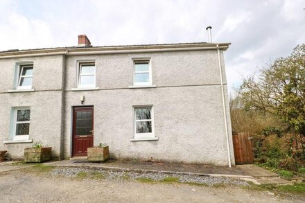 WAUN FFOREST, pet friendly, character holiday cottage in Llansawel