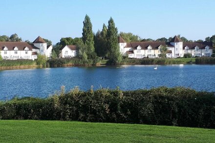 Nyhavn lodge on Isis Lake in the heart of Cotswold Water Park - Pet Friendly