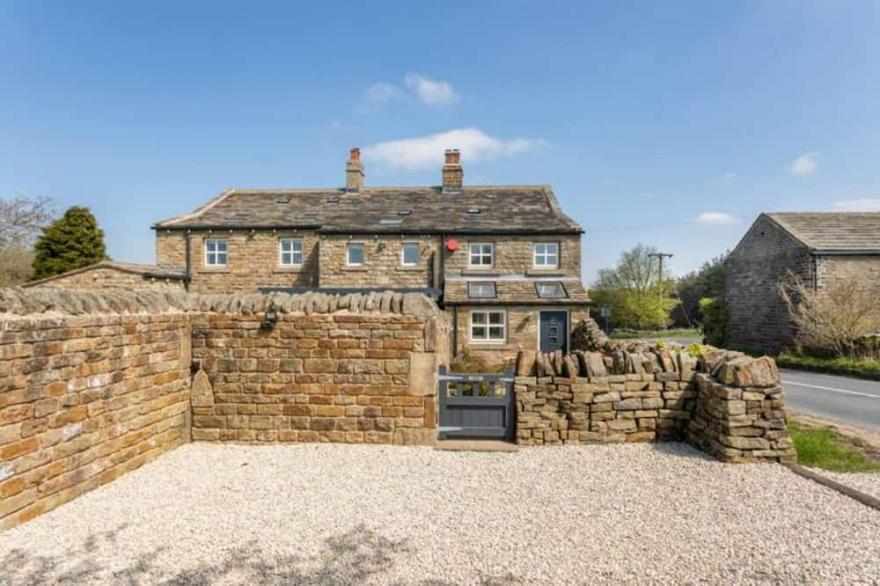 Country cottage close to the Peak District with stunning Holme Valley views