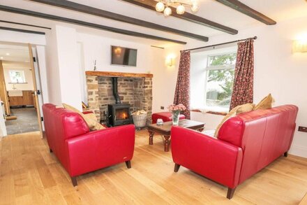 CHESTER HOUSE, pet friendly, with hot tub in Westgate