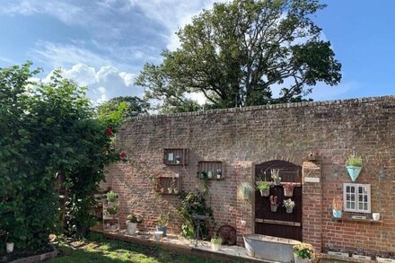 NEW QUIRKY COACH HOUSE WITH HOT TUB & PARKING, SLEEPS 7-8