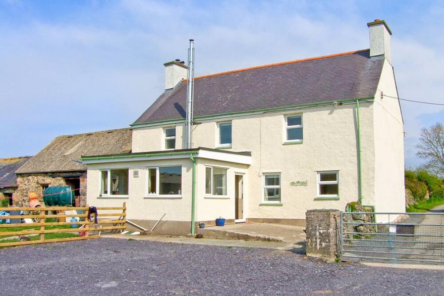 THE FARMHOUSE, Pet Friendly, With Open Fire In Newborough