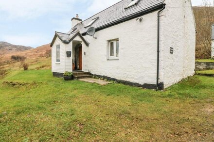 CREAG MHOR COTTAGE, family friendly, with open fire in Dornie