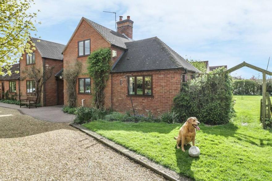 HIGHCROFT, Pet Friendly, With Open Fire In Stratford-Upon-Avon
