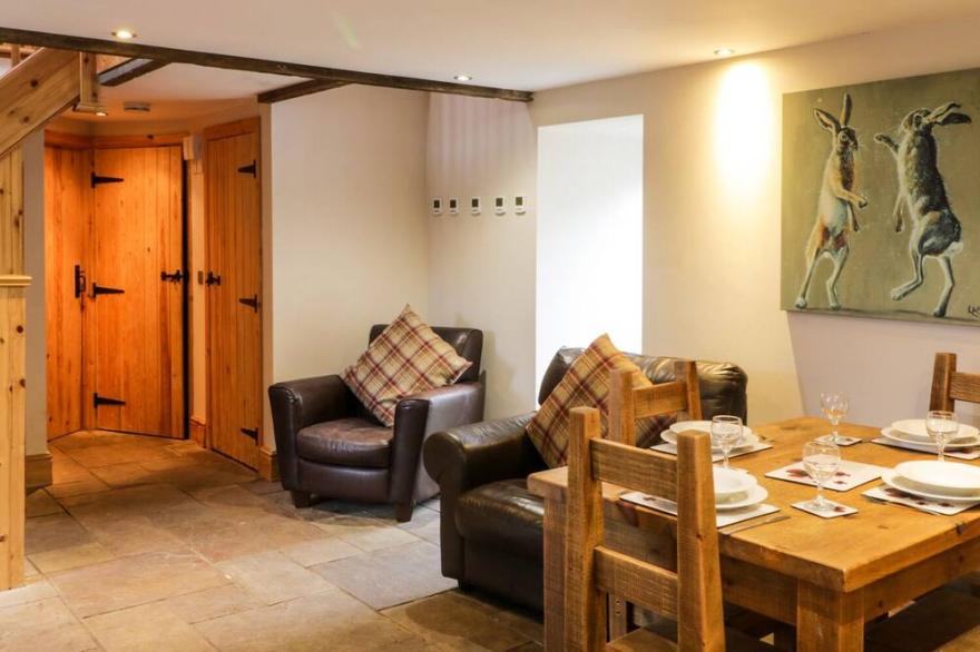 HORSESHOE COTTAGE, pet friendly, with a garden in Great Ayton