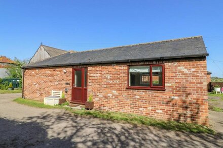 1 PINES FARM COTTAGES, family friendly, with open fire in Tadcaster