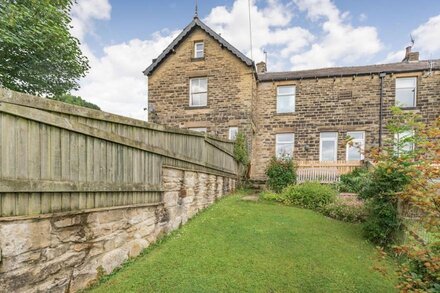 SWIFT COTTAGE, family friendly, with open fire in Pateley Bridge