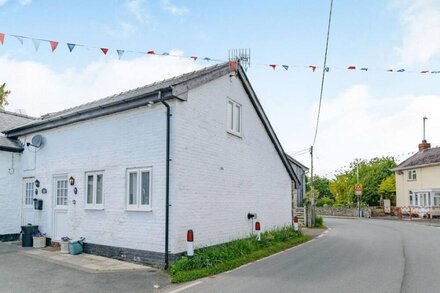 YEW TREE COTTAGE, family friendly, with a garden in Welshpool