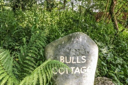 BULLS COTTAGE, pet friendly, character holiday cottage in Blisland