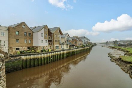 HARBOUR HOUSE APARTMENT, family friendly in Wadebridge