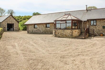 JOLLS GROUND BARN, pet friendly, with open fire in Five Lanes