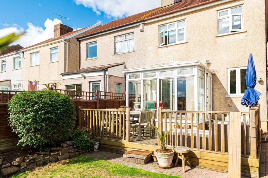 Large Comfy Dwelling, Garden, Parking, Kingswood