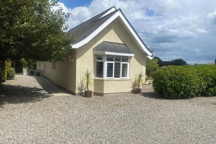 BEDW ARIAN COTTAGE, pet friendly, with a garden in Benllech