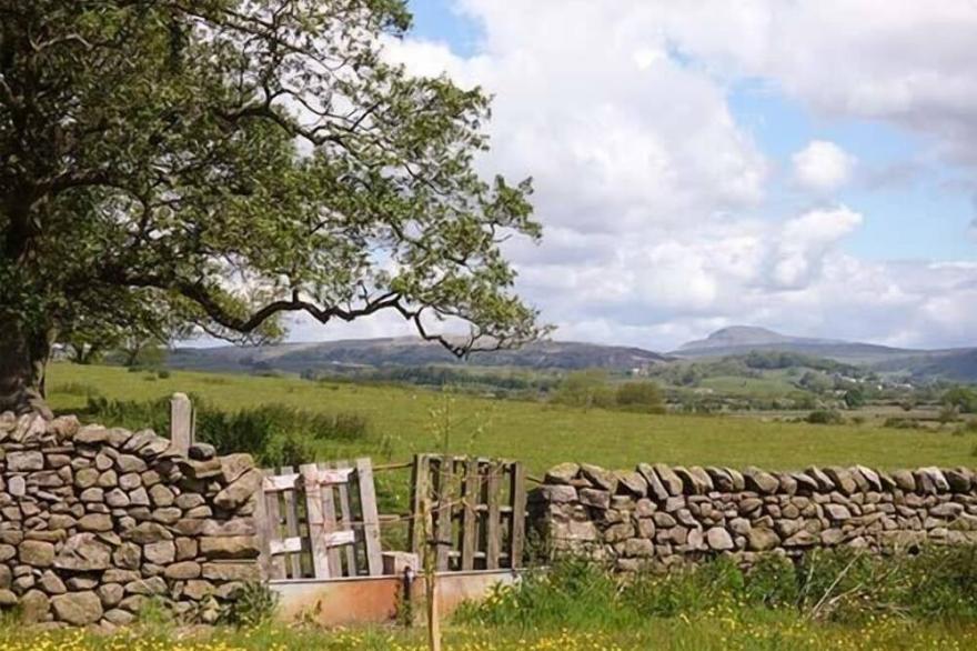 PENYGHENT VIEW, family friendly, luxury holiday cottage in Rathmell