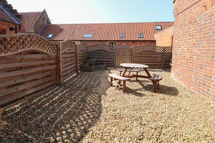 TRICKER'S COTTAGE, pet friendly, character holiday cottage in Lenwade