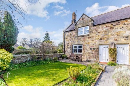 MILLER'S RETREAT, pet friendly, with a garden in Alnmouth