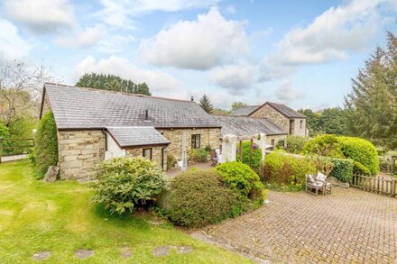 POLDARK COTTAGE, romantic, character holiday cottage in East Taphouse