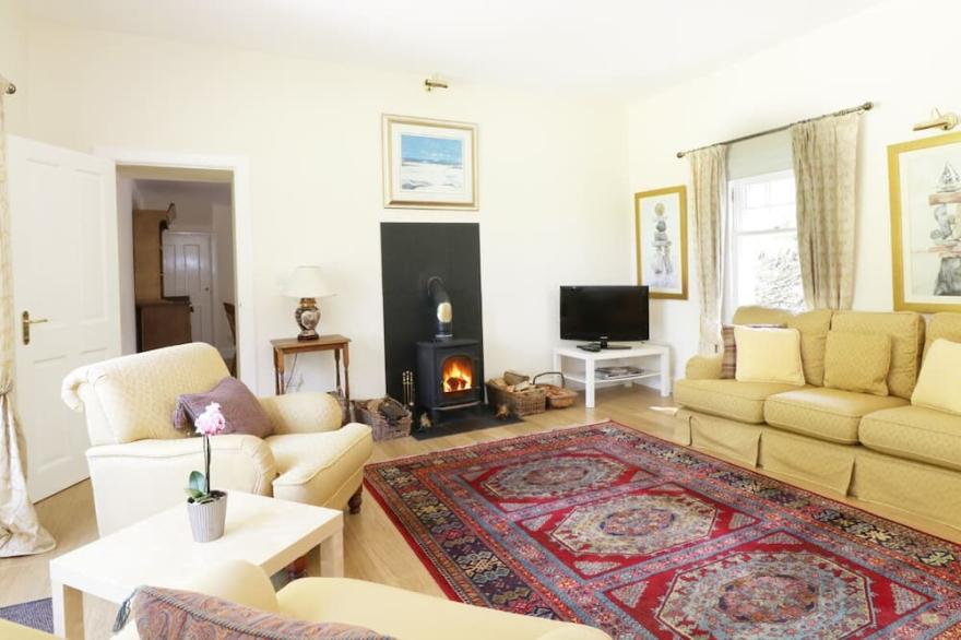 BANNATYNE LODGE, pet friendly, character holiday cottage in Newtyle