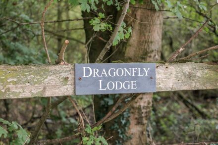 DRAGONFLY LODGE, pet friendly, country holiday cottage in Whinburgh