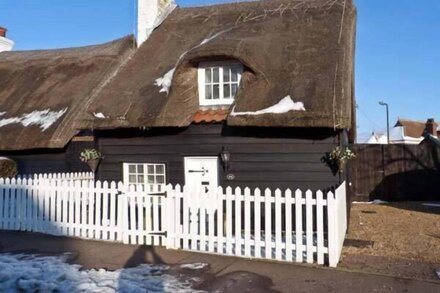 LITTLE THATCH, pet friendly, with a garden in Walton-On-The-Naze