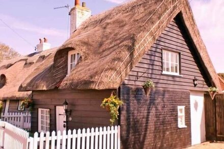 LITTLE THATCH, pet friendly, with a garden in Walton-On-The-Naze