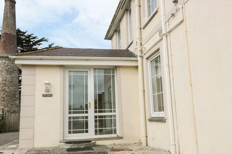 APARTMENT 1, TREARREN, Family Friendly, With A Garden In St Agnes