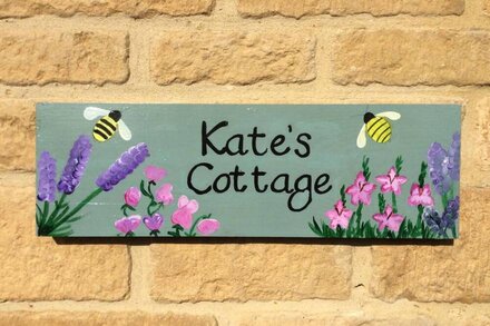 KATE'S COTTAGE, with a garden in Bourton-On-The-Water