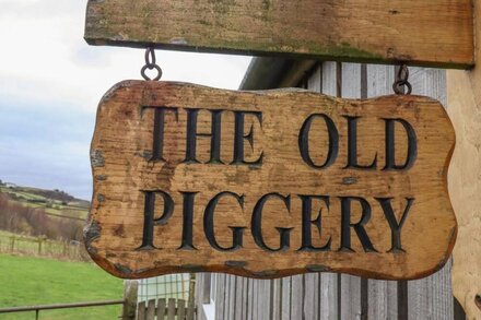 THE OLD PIGGERY, pet friendly, with hot tub in Haworth