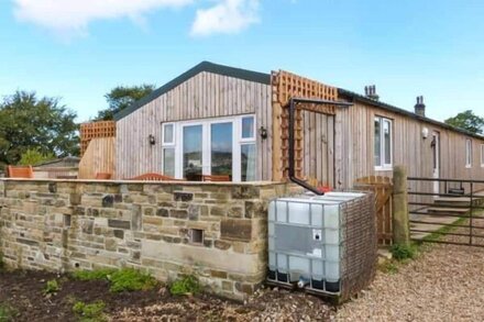 THE OLD PIGGERY, pet friendly, with hot tub in Haworth