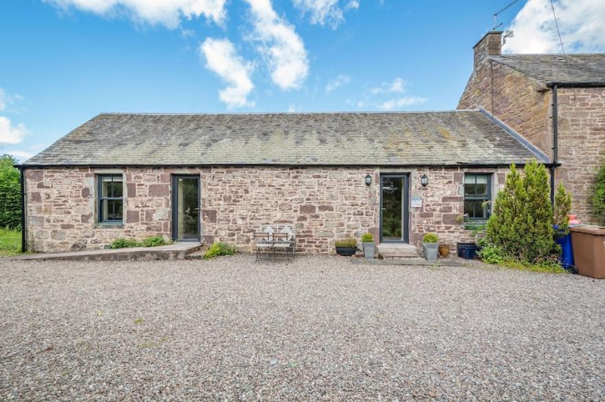 THE GARDEN COTTAGE, Family Friendly, With A Garden In Dunblane