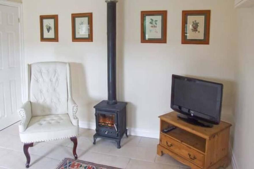 HOLLINS WOOD BOTHY, Luxury Holiday Cottage, With Open Fire In Wortley