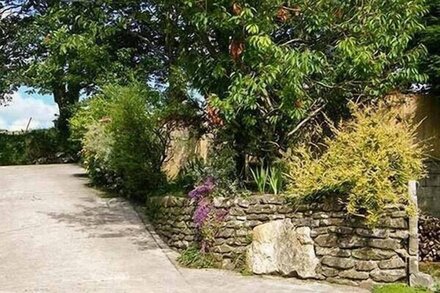 DOVE COTTAGE, romantic, with hot tub in Camelford