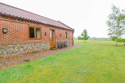 THE ANNEXE, pet friendly, character holiday cottage in Litcham