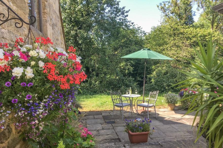 THE OLD CIDER HOUSE, character holiday cottage in Prestbury