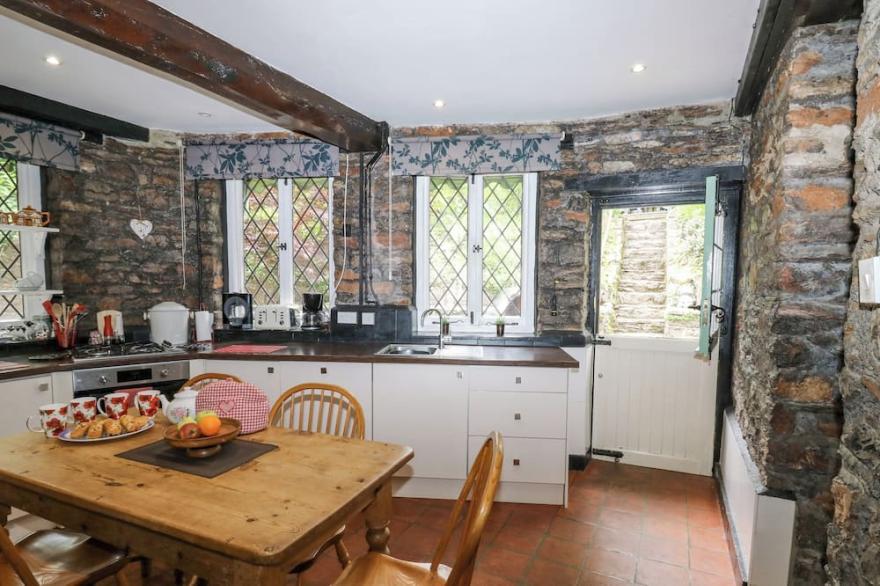 HEARTHSTONE EAST COTTAGE, pet friendly, with open fire in Brixham