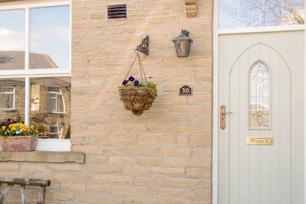 BUTTERFLY COTTAGE, pet friendly, character holiday cottage in Clayton