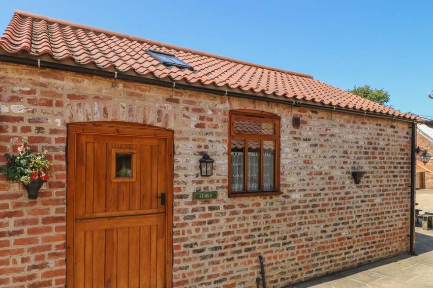 STABLE COTTAGE, romantic, character holiday cottage in Thirsk