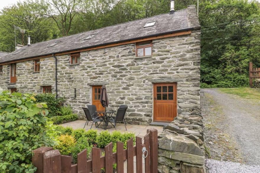 HENDOLL COTTAGE 2, pet friendly, with open fire in Fairbourne