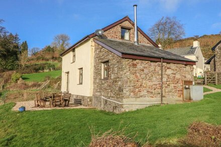 THE BYRE, family friendly, character holiday cottage in Combe Martin